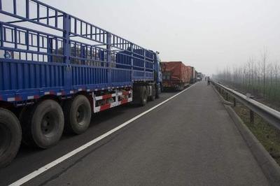 車速120跑高速，突遇障礙物 撞還是躲？嫌命長才這樣選