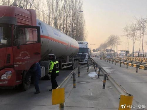 任丘交警強化客貨運車輛檢查，為春運道路安全暢通保駕護航